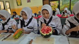 Siswa-SMKN-2-Ponorogo-saat-mengukir-buah-dan-sayur-di-aula.jpg