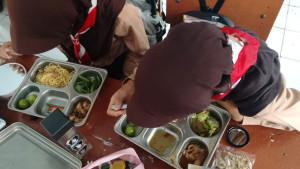 Siswa-Siswi-SMPN-1-Parang-Kabupaten-Magetan-melahap-menu-Makan-Bergizi-Gratis-MBG.jpg