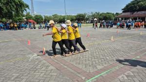 Siswa-dari-SD-di-Ponorogo-saat-lomba-permainan-tradisional-di-Alun-Alun-Ponorogo.jpg