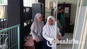 Siswi-SMPN-1-Boyolangu-Tulungagung-berjalan-dengan-selang-infus-di-tangannya-keracunan-mbg.jpg