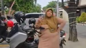 Sosok-wanita-yang-belakangan-jadi-sorotan-karena-ngamuk-di-Polres.jpg