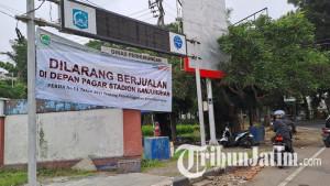 Spanduk-imbauan-larangan-PKL-berjualan-di-depan-pagar-Stadion-Kanjuruhan-Malang.jpg