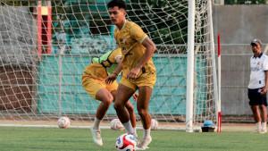 Striker-Madura-United-Aji-Kusuma-dalam-sesi-latihan-tim-di-Stadion-Gelora-Bangkalan-2025.jpg