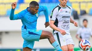 Striker-Persela-Jhon-Mena-melepaskan-tendangan-berbuah-gol-ke-gawang-PSS-Sleman.jpg