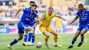 Striker-asing-Persebaya-Mihailo-Perovic-berduel-dalam-perebutan-bola-dengan-pemain-Persib.jpg
