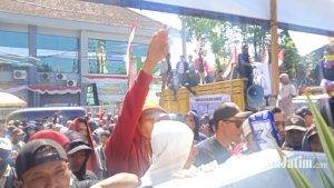 Suasana-aksi-para-pendukung-Kades-Mundurejo-Jember-di-Kejari-Jember-Selasa-882023.jpg