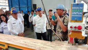 Suasana-di-Pabrik-kayu-PT-Nankai-Indonesia-di-Desa-Garahan-Kecamatan-Silo-Jember.jpg