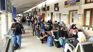Suasana-kepadatan-penumpang-di-Stasiun-Malang-pada-Minggu-2612025.jpg