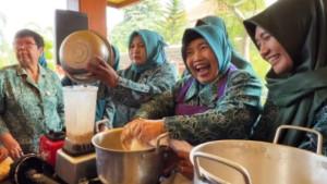 Suasana-pelatihan-olahan-makanan-berbahan-baku-kedelai-di-Kota-Mojokerto.jpg