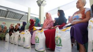 Suasana-pemmbagikan-bantuan-beras-bagi-warga-kurang-mampu-di-Lumajang.jpg