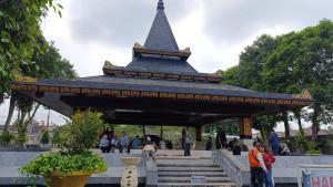 Suasana-pengunjung-di-Makam-Bung-Karno-Kota-Blitar-beberapa-waktu-lalu.jpg