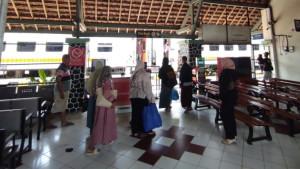 Suasana-penumpang-di-Stasiun-Garum-Kabupaten-Blitar-yang-bakal-direnovasi.jpg