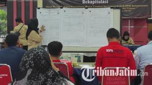 Suasana-rekapitulasi-hasil-pemungutan-suara-Pilkada-2024-di-tingkat-kecamatan.jpg
