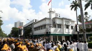 Suasana-teatrikal-Perobekan-Bendera-Merah-Putih-Biru-di-Hotel-Yamato-sekarang-Hotel-Majapahit.jpg