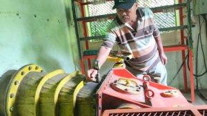 Sucipto-mengecek-turbin-dan-generator-untuk-memastikan-pasokan-listrik.jpg