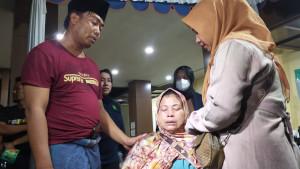 Sukarti-terus-menerus-menangis-seusai-melihat-jenazah-sang-anak-di-RS-Bhayangkara.jpg