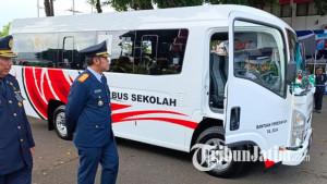 Syauqul-Muhibbin-atau-Mas-Ibin-melihat-mobil-Elf-bantuan-dari-Kemenhub-angkutan-sekolah-gratis.jpg