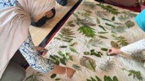 TEKNIK-ECOPRINT-Pembuatan-ecoprint-yang-dilakukan-oleh-ISIK-di-Whyndam-Hotel.jpg