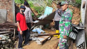 Tanah-Longsor-di-Desa-Nglebeng-Kecamatan-Panggul-Kabupaten-Trenggalek-Jawa-Timur.jpg