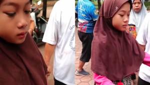 Tangis-Bocah-Penjual-Cilok-setelah-Dagangannya-Digondol-Ibu-ibu-Dapat-Rp-100-Ribu-dari-Warga.jpg
