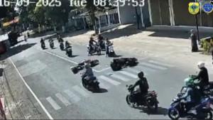 Tangkapan-layar-pengendara-bermain-handphone-hingga-tabrak.jpg