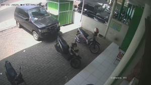 Tangkapan-layar-rekamann-CCTV-pencurian-sepeda-motor-di-Kantor-PCNU-Bondowoso.jpg