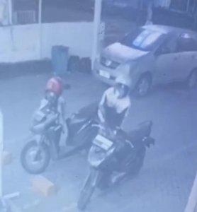 Tangkapan-layar-video-CCTV-2-orang-maling-mencuri-motor-milik-pengunjung-minimarket.jpg