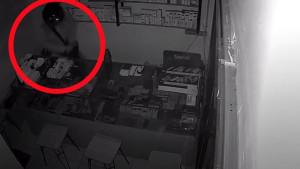 Tangkapan-layar-video-CCTV-merekam-aksi-seorang-pria-misterius.jpg