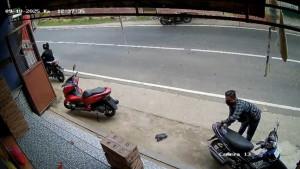 Tangkapan-layar-video-Hasil-rekaman-CCTV-detik-detik-pelaku-membuka-jok-sepeda-motor.jpg