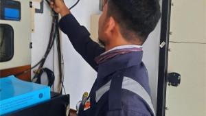 Teknisi-memperbaiki-Base-Transceiver-Station-BTS-milik-KAI.jpg