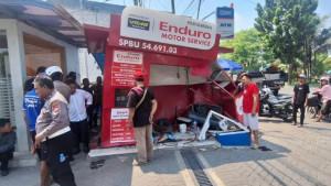 Tempat-pengisian-nitrogen-di-dalam-SPBU-Junok-ringsek-ditabrak-pengemudi-Mazda-CX-9.jpg