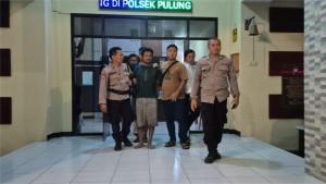 Terduga-pelaku-pembunuhan-Sukar-terhadap-kedua-orang-tuanya-saat-di-Mapolsek.jpg