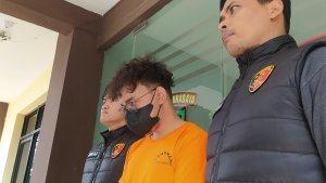 Tersangka-MI-saat-digelandang-Anggota-Unit-Reskrim-Polsek-Genteng-di-Surabaya.jpg