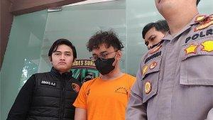 Tersangka-MI-saat-digelandang-Anggota-Unit-Reskrim-Polsek-Genteng.jpg