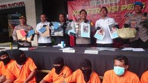 Tersangka-kasus-perjudian-yang-diamankan-Polres-Tulungagung.jpg