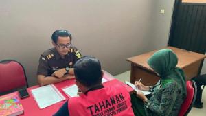 Tersangka-kredit-fiktif-bank-plat-merah-NAF-saat-tandatangan-berkas-pelimpahan-di-Kejari-Ponorogo.jpg
