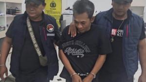 Tersangka-pengedar-narkoba-saat-diringkus-petugas-Satresnarkoba-Polresta-Sidoarjo.jpg