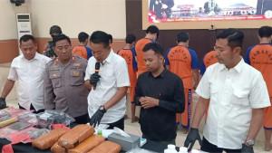Tersangka-peredaran-narkoba-di-Kabupaten-Jombang-saat-digelandang.jpg