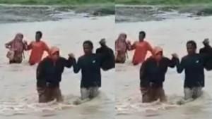 Tiap-Hari-Guru-SMPN-7-Sebrangi-Sungai-untuk-ke-Sekolah-karena-Tak-Ada-Jembatan.jpg