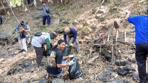 Tim-Arpa-55-saat-membersihkan-kali-di-Desa-Miagan.jpg