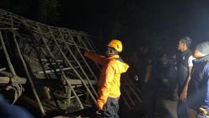 Tim-BPBD-Bondowoso-saat-asessment-satu-rumah-ambruk-total-di-Desa-Pandak-Kecamatan-Klabang.jpg