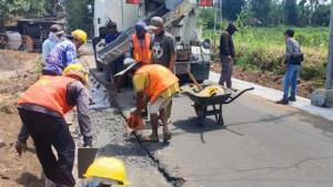 Tim-Dinas-BSBK-Bondowoson-saat-memperbaiki-jalan-rusak-di-Ruas-Jalan-Tamanan-Sumberkemuning.jpg