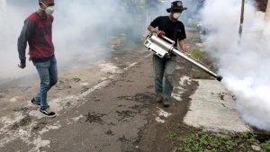 Tim-Krisis-Bencana-Bidang-Kesehatan-UPTD-Puskesmas-Sooko-melakukan-fogging-serentak.jpg