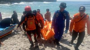 Tim-gabungan-OPS-SAR-saat-evakuasi-Abas-korban-tenggelam-di-Pantai-Wawaran.jpg