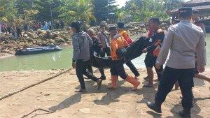 Tim-gabungan-saat-mengevakuasi-satu-wisatawan-asal-Kabupaten-Mojokerto-Jatim-tenggelam.jpg