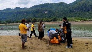 Tim-gabungan-saat-mengevakuasi-satu-wisatawan-asal-Kabupaten-Mojokerto.jpg