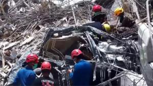 Tim-rescue-gabungan-di-tengah-mencari-korban-menemukan-mobil-Mercy.jpg