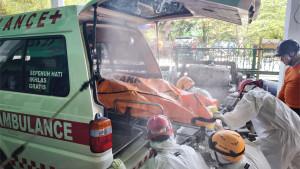 Tim-rescue-segera-mengantarkan-jenazah-reruntuhan-bangunan-Pondok-Pesantren-Al-Khoziny.jpg
