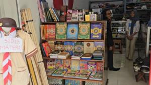 Toko-Buku-dan-Kitab-di-Pasar-Pon-Kelurahan-Sumbergedong-Kecamatan-Trenggalek.jpg