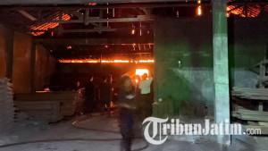 Toko-bangunan-di-Jalan-Juanda-Kelurahan-Tonatan-Ponorogo-terbakar.jpg